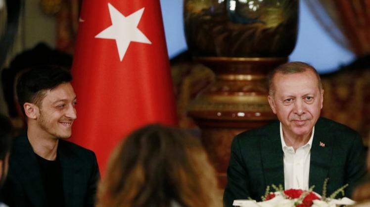 Mesut Özil hat sich mit dem türkischen Präsidenten Erdogan beim Fastenbrechen in Istanbul getroffen. Foto: dpa/ Pool Presidential Press Service/AP