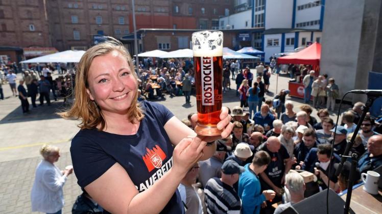 Wie ein korrektes Dunkel auszusehen hat, weiß Brauerin und Mälzerin Sophia Witt. Die 30-Jährige arbeitet im Sudhaus der Rostocker Brauerei.
