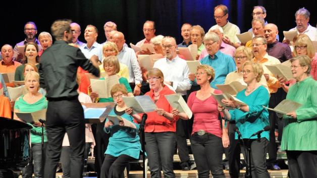 Der Lingener Chorfrühling brachte auch 2019 wieder Farbe ins Theater an der Wilhelmshöhe. Mit dabei war wieder der Chor St. Bonifatius unter der neuen Leitung von Balthasar Baumgartner. Foto: Sebastian von Melle Der Lingener Chorfrühling brachte auch 2019 wieder Farbe ins Theater an der Wilhelmshöhe. Mit dabei war wieder der Chor St. Bonifatius unter der neuen Leitung von Balthasar Baumgartner. Foto: Sebastian von Melle
