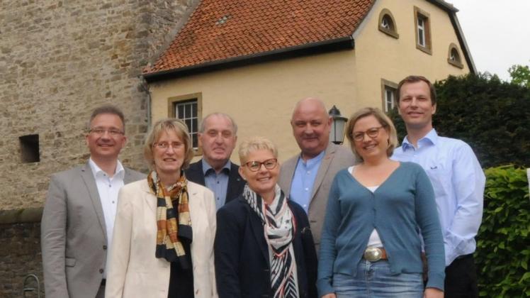 Auf dem Burggelände in Wittlage: Tim Ellmer (Geschäftsführer Geschäftsführer Verbund Sozialer Dienste), Karin Präger, 2. Vorsitzende, Fritz Pennig, Iris Mackensen, Heinrich Mackensen (Geschäftsführer), Sonja Kuschmierz und Lars Henrichs – allesamt engagiert im Verein Kinderhaus Wittlage. Foto: Karin Kemper