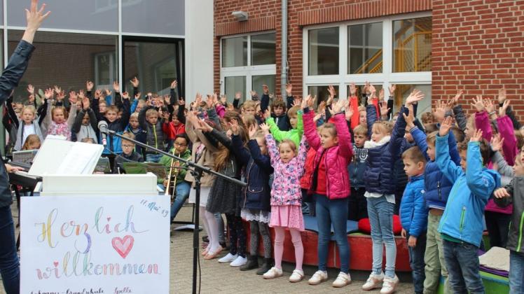 Die musikalischen und tänzerischen Darbietungen der Johannes-Grundschulkinder verliehen dem Einweihungsfest besondere Lebendigkeit. Foto: Anne Bremenkamp Die musikalischen und tänzerischen Darbietungen der Johannes-Grundschulkinder verliehen dem Einweihungsfest besondere Lebendigkeit. Foto: Anne Bremenkamp