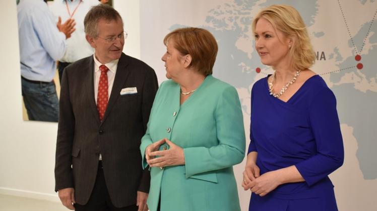 Ministerpräsidentin Manuela Schwesig (v. r.) und Bundeskanzlerin Angela Merkel bekommen von Unternehmensgründer Arndt Rolfs den Hauptsitz von Centogene im Stadthafen gezeigt.