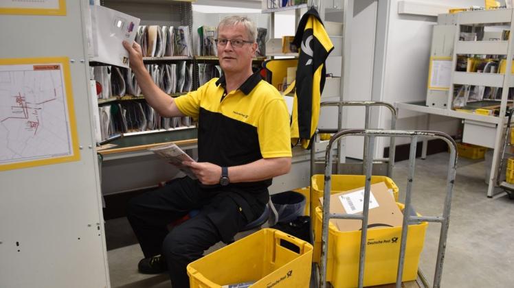 Einer der 26 Mitarbeiter im neuen Zustellstützpunkt der Deutschen Post DHL in Dörpen ist Dieter Ossevorth. Er sortiert die Briefe an einem der Zustellspinde. Foto: Maike Plaggenborg