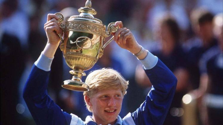 Boris Becker mit dem Wimbledon-Pokal 1985. Foto: imago images / Kosecki