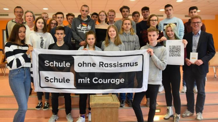 Die Schüler Anna Tonagel und Patrick Blum (vorne) haben mit ihren Mitschülern am Max-Planck-Gymnasium in Delmenhorst eine Petition gestartet, um den Begriff "Rasse" aus dem Grundgesetz zu ersetzen. Foto: Christopher Bredow