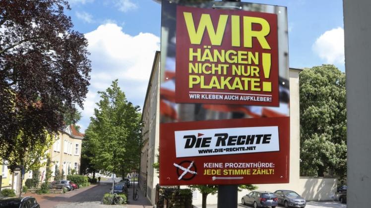 Dieses Plakat von der rechtsextremen Partei "Die Rechte" hängt vor dem Mahnmal der Alten Synagoge in Osnabrück. Foto: Gert Westdörp