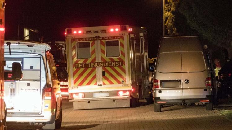 In einem Gartenteich sind zwei Kinder ertrunken. Rettungswagen stehen in der Nähe des Fundortes. Foto: dpa-Bildfunk/Rudolf Karliczek