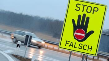 Ein 90-jähriger ist am Donnerstag auf der A19 bei Rostock gewendet und gefährdete als Falschfahrer die anderen Verkehrsteilnehmer.