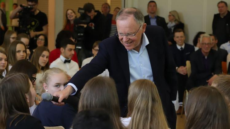 Stephan Weil (SPD), Niedersachsens Ministerpräsident, im Kreuzverhör mit Schülern des Delmenhorster Willms-Gymnasiums. Foto: Melanie Hohmann