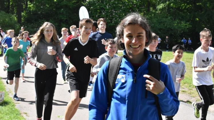 Kristin Behrens, Präsidentin des Leichtathletik-Verbandes Mecklenburg-Vorpommern, freute sich am Donnerstag nicht zuletzt über 463 Schüler/innen, die eine volle Stunde durchhielten.