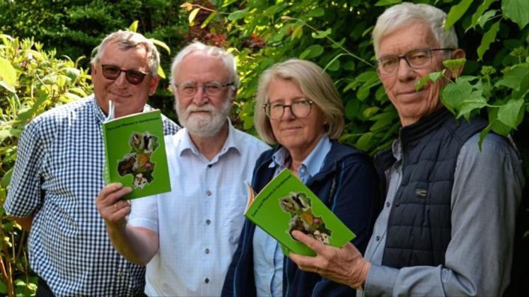 Freuen sich über die neue Publikation des Fuhrenkamp-Schutzvereins: (v. l.) die Autoren Dr. Klaus Handke, Hartwig Lambracht und Pia Handke sowie Vorsitzender Dr. Michael Müller. 