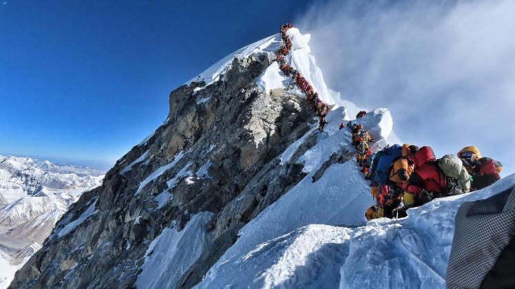 Es war mal ein einsamer Ort, nun bildet sich immer häufiger Stau auf dem Mount Everest. Foto: afp