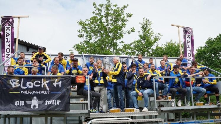 Der SV Atlas Delmenhorst feierte den Sieg im Fußball-Landespokal der Amateure 2019 während eines Empfangs in Hasbergen. Foto: Lars Pingel
