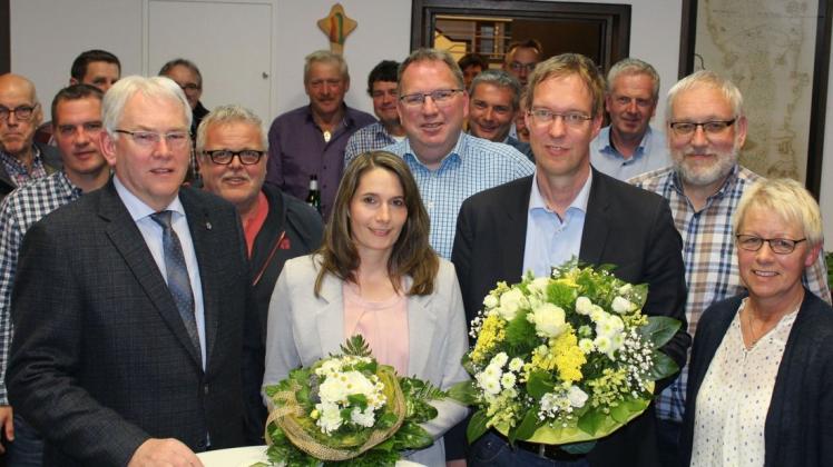 Nach seiner Wiederwahl als Bürgermeister der Samtgemeinde Dörpen gab es für Hermann Wocken und seine Ehefrau Sina Glückwünsche, Umarmungen und Blumen. Foto: Christian Belling