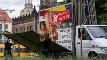 Und wieder einpacken: Wie hier in Dresden bauen Wahlhelfer bundesweit die Wahlplakate für die Europawahl wieder ab. Foto: dpa/Robert Michael