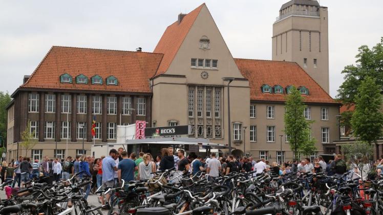 Auf dem Rathausplatz steht die „größte Vatertagsparty“ der Stadt an. Archivfoto: Melanie Hohmann