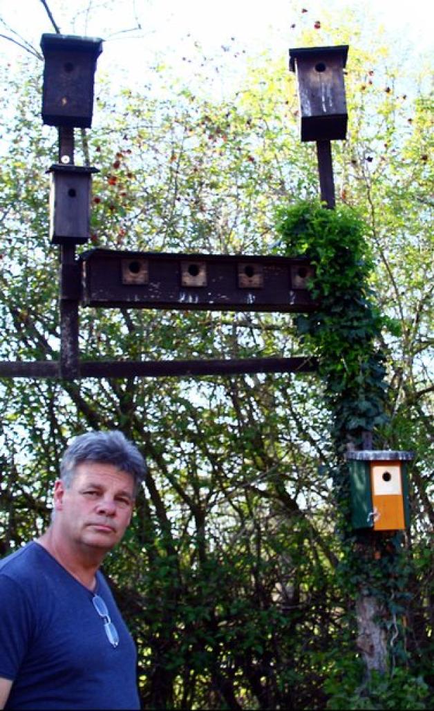 Peter Engelbrecht hat 36 Nistkästen ins einem Garten in