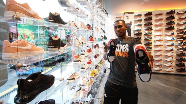 In Läden wie Snipes oder Footlocker finden Sneakerfans eine große Auswahl an Schuhen. Verkäufer Clinsman Nana Sai in der Osnabrücker Snipes-Filiale präsentiert ein Paar Jordans von Nike. 