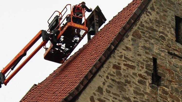 Vor dem Abnehmen: So saß der Glockenturm auf dem Dach. Foto: Lars Herrmann