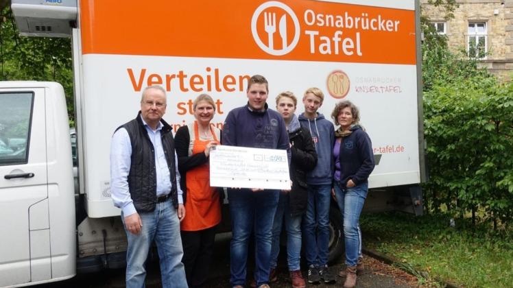 (v.l.) Vorstand der Tafel Hermann Große-Marke, Birgitta Marquardt-Meer von der Kindertafel, Erik Lang, Joshua Ullrich, Julius Vinkelau und Lehrerin Monika Schellhardt-Rimkus. Foto: Stella Essmann
