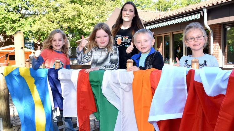Florian, Mia, Jack und Amy aus dem Kindergarten Habbrügger Weg haben die Ehre, bei der Jakkolo-WM in Wüsting die Flaggen von vier Teilnehmerländern präsentieren zu dürfen. 