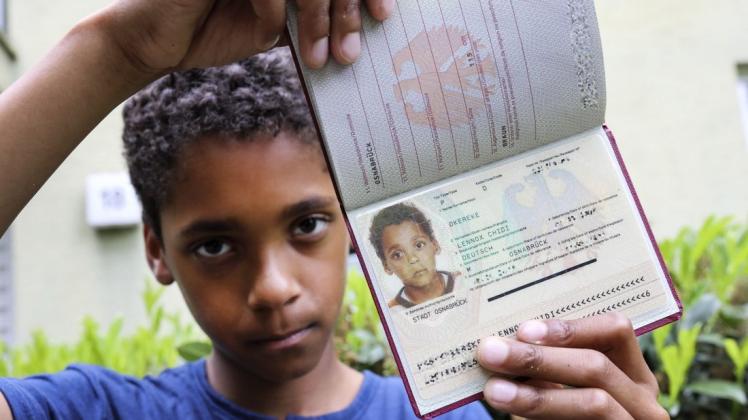 Lennox zeigt seinen alten Reisepass. Als der Zehnjährige einen neuen beantragen wollte, wurde das dafür gemachte Foto von der Sachbearbeiterin abgelehnt. Foto: Gert Westdörp