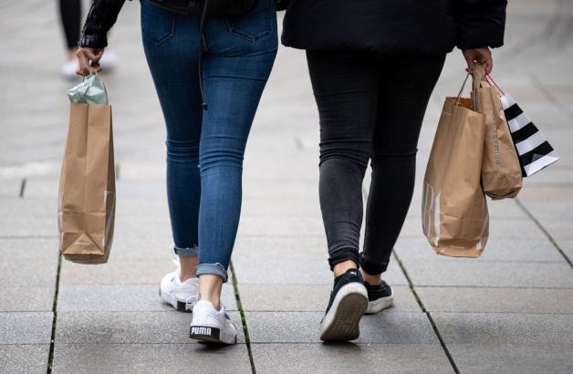 Rund 60 neue Kleidungsstücke kauft jeder Deutsche pro Jahr. Rund 60 neue Kleidungsstücke kauft jeder Deutsche pro Jahr.