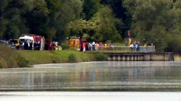 Rettungsfahrzeuge stehen in der Nähe des Unglücksortes eines Schlauchbootunfalls. Mindestens drei Menschen sind bei einem Bootsunglück auf dem Rhein im Elsass ums Leben gekommen. Foto: dpa/ap