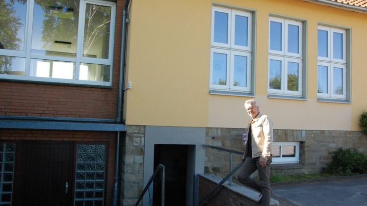 Schulleiter Andreas Neumann ist froh, dass die Benutzung der Kellerräume (Bibliothek und Toiletten) bald ein Ende hat. Foto: Marita Kammeier