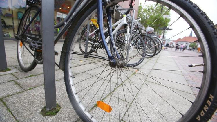 Verlagern will die SPD-Fraktion die Fahrradständer aus der Lingener Fußgängerzone an deren Zugänge. Die Bürgernahen wollen hingegen eine probeweise Öffnung der Innenstadt für Radler. Foto: Julia Mausch