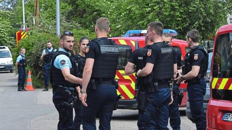 Deutsche und französische Polizisten beraten sich in der Nähe des Unglücksortes. 