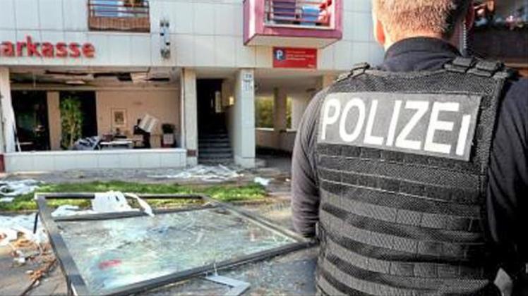 Polizeibeamte sichern das Umfeld vor einer Sparkassenfiliale nach einer Explosion mit Raub in Berlin (Archiv). 