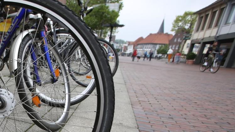 Wo sollen Räder künftig in der Lingener Innenstadt stehen? Im Stadtrat werden zwei konträre Ansätze diskutiert. Foto: Julia Mausch