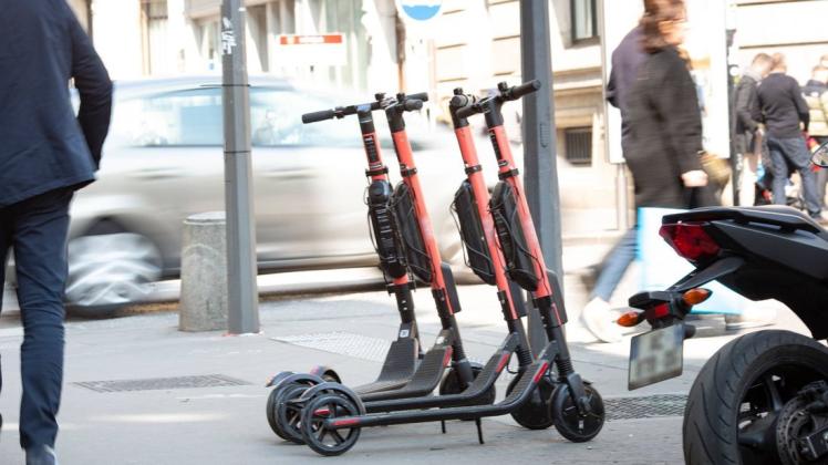 E-Scooter stehen immer öfter in europäischen Städten zum Ausleihen bereit. In Schweden ereignete sich schon kurz nach der Einführung ein tödlicher Unfall. Symbolfoto: imago images / Dirk Sattler