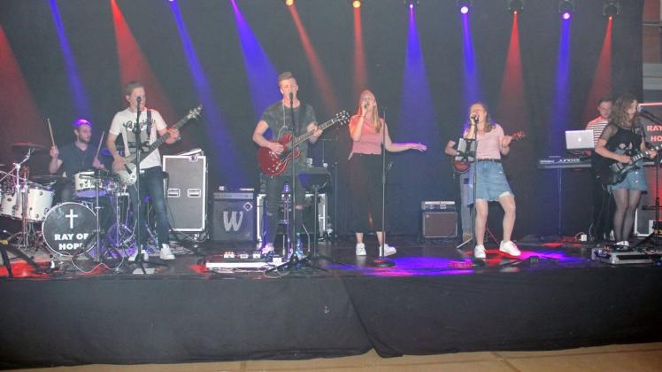 Die Lobpreisband „Ray of Hope“ eröffnete am Samstagabend fulminant das Kreisposaunenfest in Lintorf mit einem Konzert in der Sporthalle. Foto: Christa Bechtel
