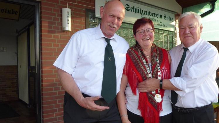 "Meine Kassiererin ist Königin", freut sich Horst Kröner (von links) auf die Regentschaft von Brigitte und Prinzgemal Günter Gausmann. Foto: Ursula Holtgrewe