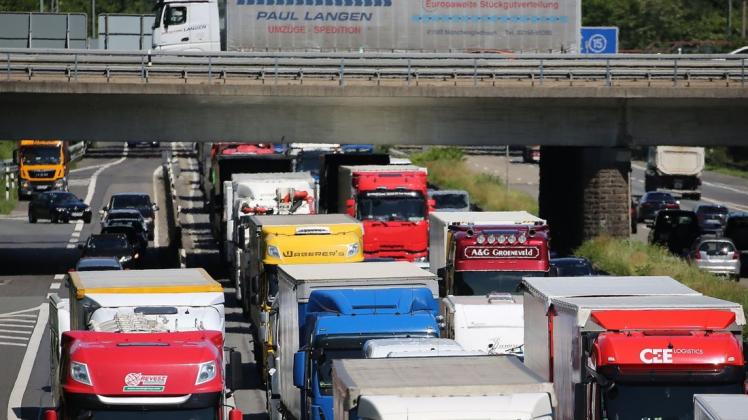 Staus, überfüllte Parkplätze und als Fernfahrer viel Zeit ohne die Familie - die Arbeitsbedingungen für Lkw-Fahrer könnten besser sein. Foto: Oliver Berg/dpa