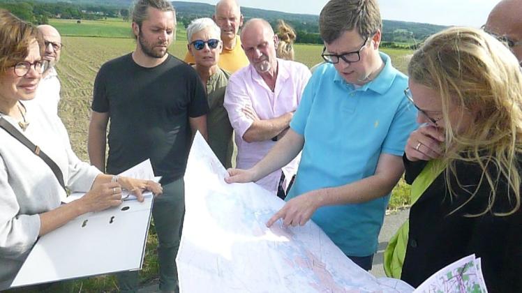 Christian Bräke (im blauen Shirt) erläuterte Anna Kebschull die von Amprion vorgeschlagenen Stromtrassenvarianten. Foto: Johannes Bartelt