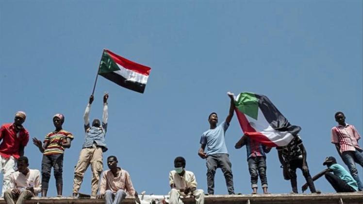 Der Sudan kommt nicht zur Ruhe: Sudanesische Demonstranten protestieren Anfang Mai vor dem Hauptquartier der Streitkräfte. 