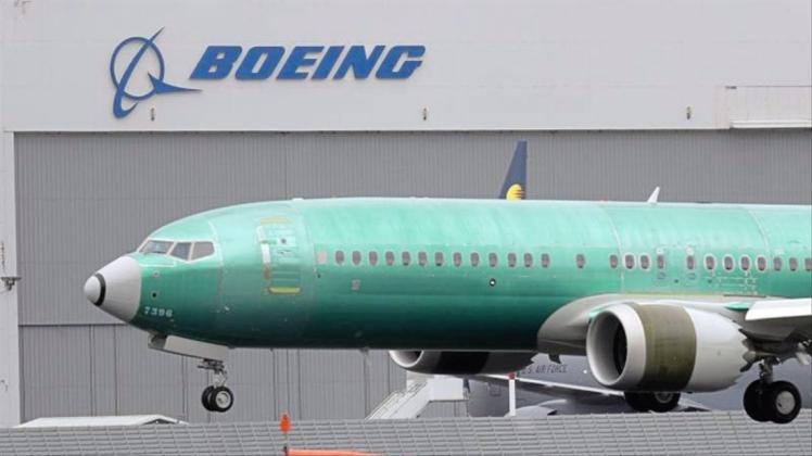 Eine Boeing 737 MAX 8 landet nach einem Testflug auf dem Boeing Field in Seattle. 