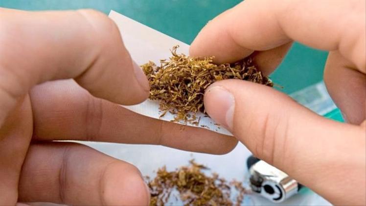 Während die Zahl der fertig gekauften Zigaretten sinkt, steigt die Nachfrage nach losem Tabak für Selbstgedrehte. 