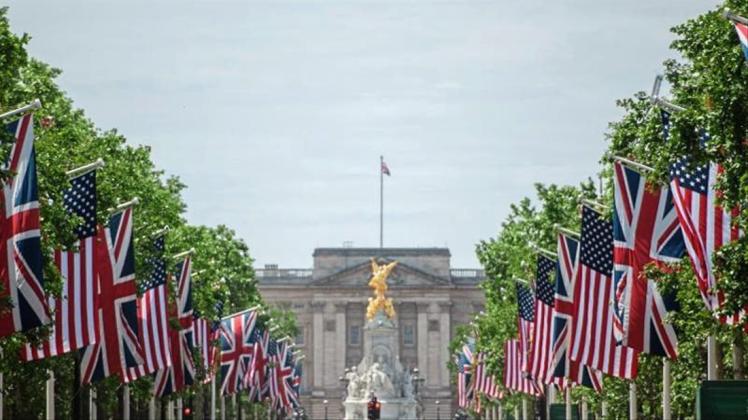 Die Straße vor dem Buckingham Palace ist für den Besuch von Trump mit Union-Jack und US-Fahnen geschmückt. 