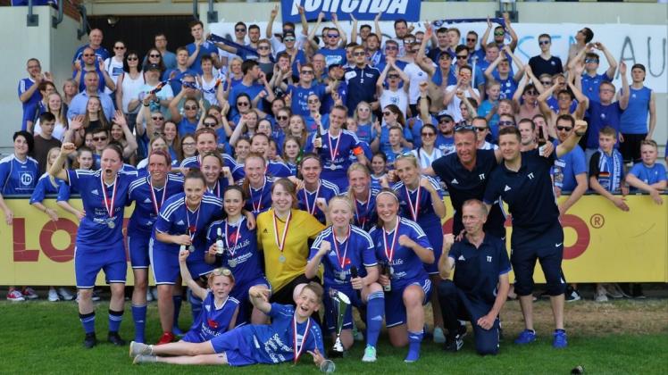 Großartiger Auftritt in Blau-Weiß: die Frauenfußballer von BW Hollage und ihre vielen Fans nach dem Spiel in Barsinghausen. Fotos: Karl-Heinz Rickelmann