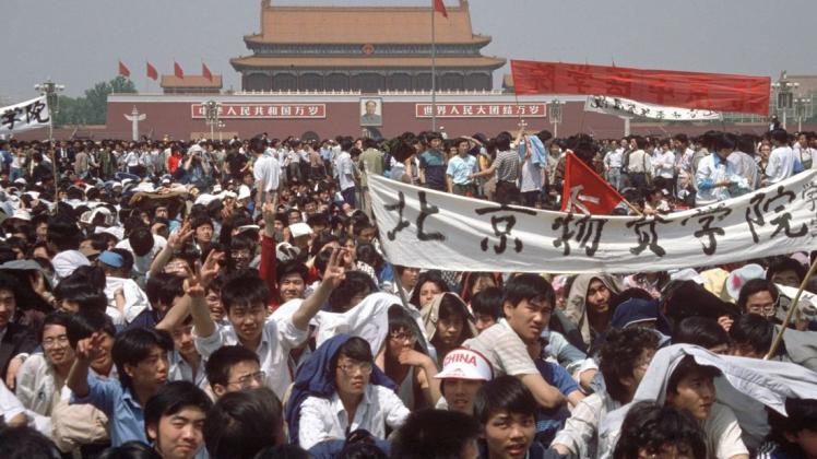 Studenten protestieren Anfang Juni 1989 auf dem Platz des Himmlischen Friedens in Peking. Später wurden die Demonstrationen gewaltsam aufgelöst. Auch heute ist die Menschenrechtslage in China niederschmetternd. Foto: Edgar Bauer/dpa
