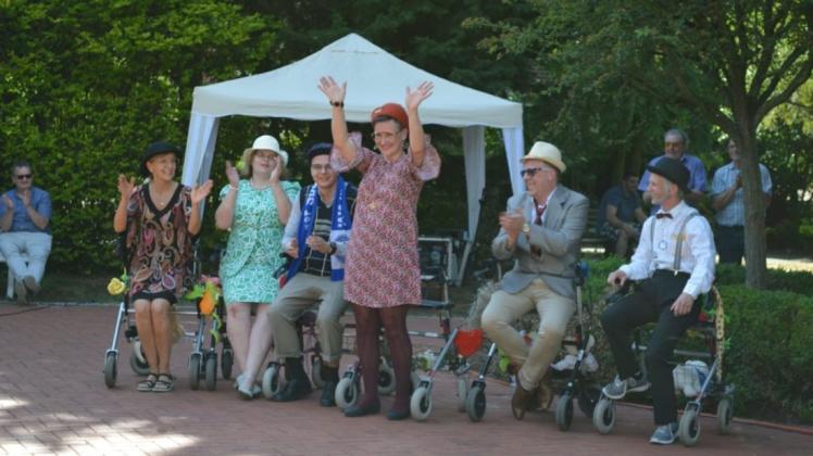 Der Auftritt der Mitarbeitenden des Pflegezentrums St. Agnes löste Zugabe-Rufe aus. Als Rockmusik erklang, wurde der Rollator überflüssig. Foto: Beate Ellermann