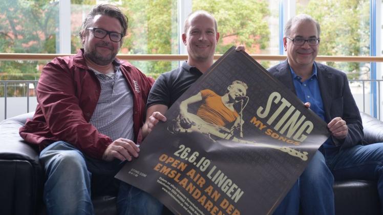 Stefan Epping (links), Veranstaltungsmanager der Emslandarena, besorgt die Künstler für die Open-Air-Konzerte. Sein Kollege Carsten Schüer (Mitte) sorgt in Zusammenarbeit mit Frank Schöttmer, Fachdienstleiter Recht und Ordnung der Stadt, dafür, dass die Besucher geregelt an- und abreisen können. Foto: Wilfried Roggendorf