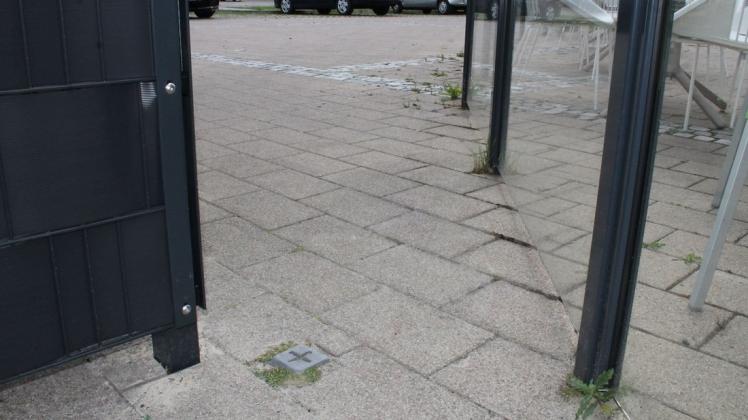 Der Grenzstein zwischen beiden Zäunen zeigt, wie nah beide Parteien an die Grundstücksgrenze heran gerückt sind. Foto: Daniel Gonzalez-Tepper