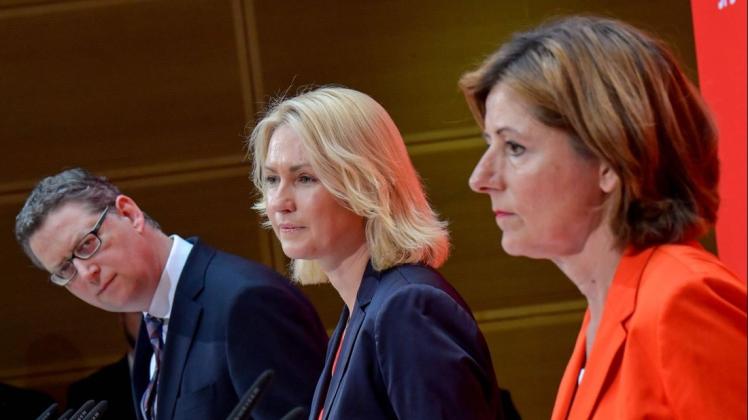 Interims-Führungstrio: Thorsten Schäfer-Gümbel, Manuela Schwesig und Malu Dreyer
Foto: Tobias Schwarz/AFP