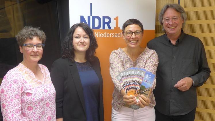 In der "Plattenkiste" von NDR 1 Niedersachsen unterhielt sich Gastgeberin Martina Gilica (Dritte von links) mit den Organisatoren des Musiksommers Artland Ulrike Havermeyer, Conny Lux und Intendant Dieter Schlüwe. Foto: NDR