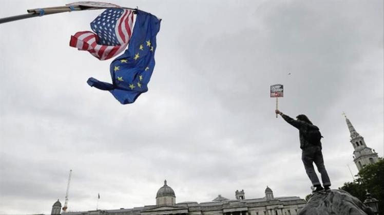 Trumps Staatsbesuch sorgt in Großbritannien für viel Wirbel. Am Trafalgar Square im Zentrum Londons haben sich Hunderttausende zu Protesten versammelt. Millionen Briten hatten eine Petition unterschrieben, um den Besuch Trumps zu verhindern. 